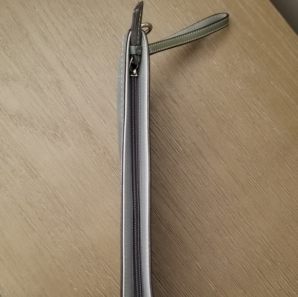 COACH LNC Patent Leather Wristlet BEAUTIFUL. Better in person. RARE TRUE GRAY. - Picture 4 of 9